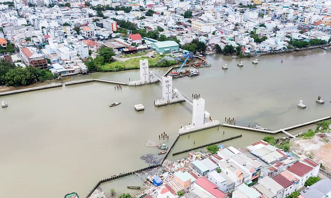 Thousands of liters of oil disappear from HCMC anti-flood structure