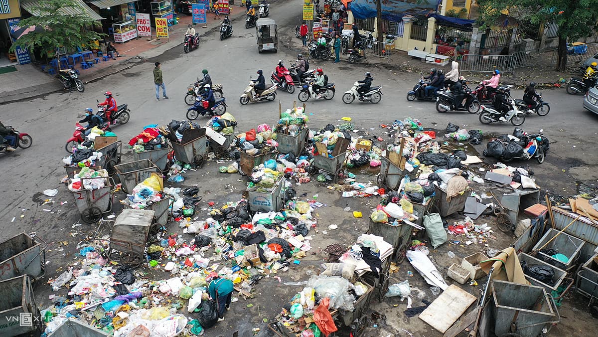 Salary strike has Hanoi choking on trash ahead of New Year