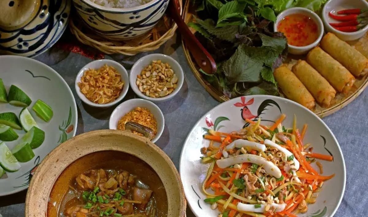 Tourism industry still struggling because of COVID-19, directors sell food online