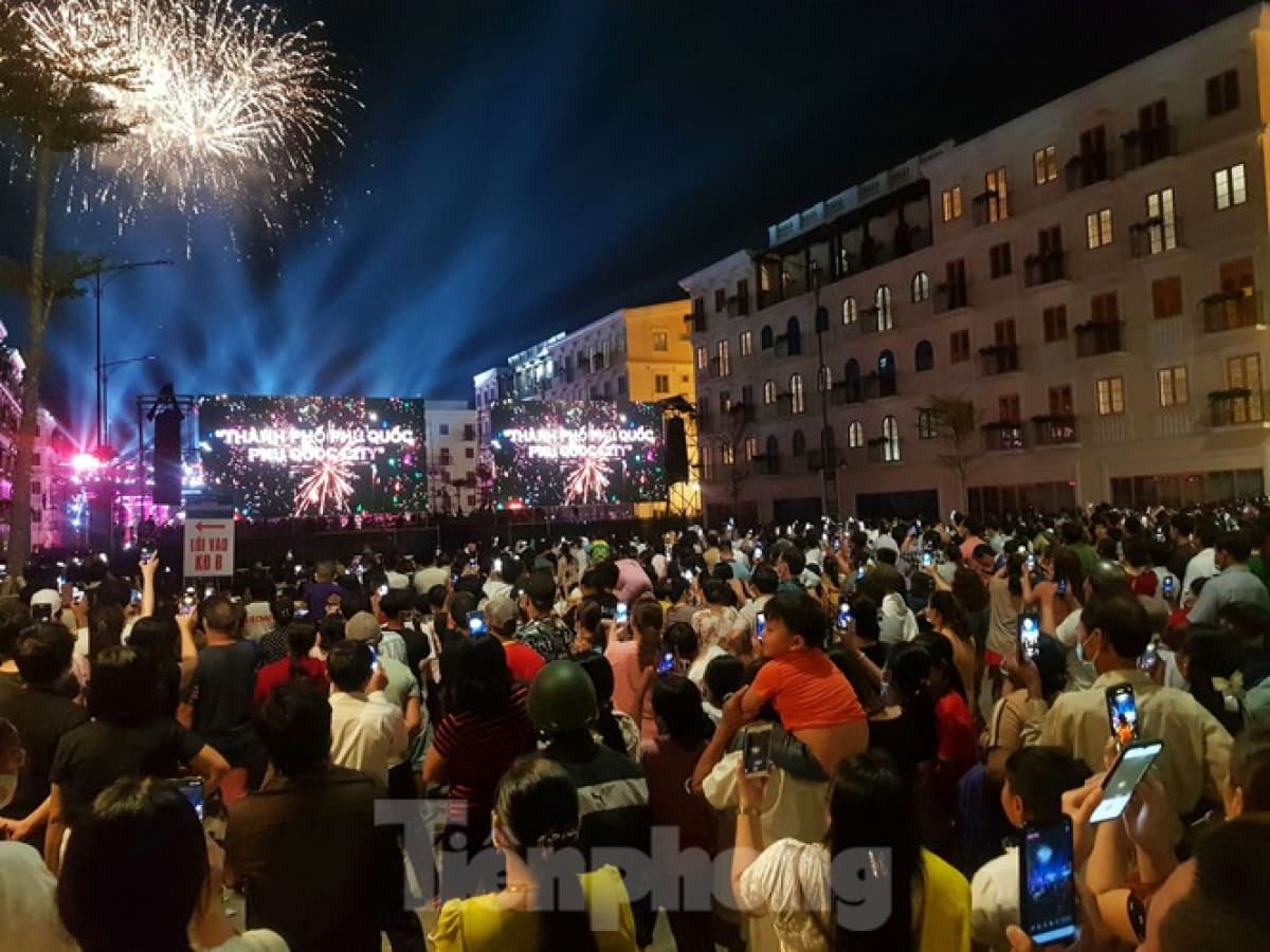 Brilliant firework show celebrates launch of Phu Quoc island city