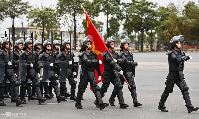 6,000 cops, soldiers parade in Hanoi ahead of National Party Congress