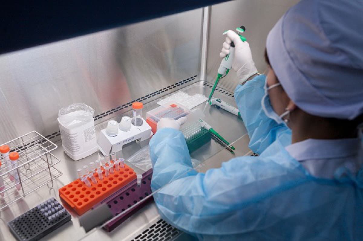 Two Russians test negative for COVID-19 two days after relapse