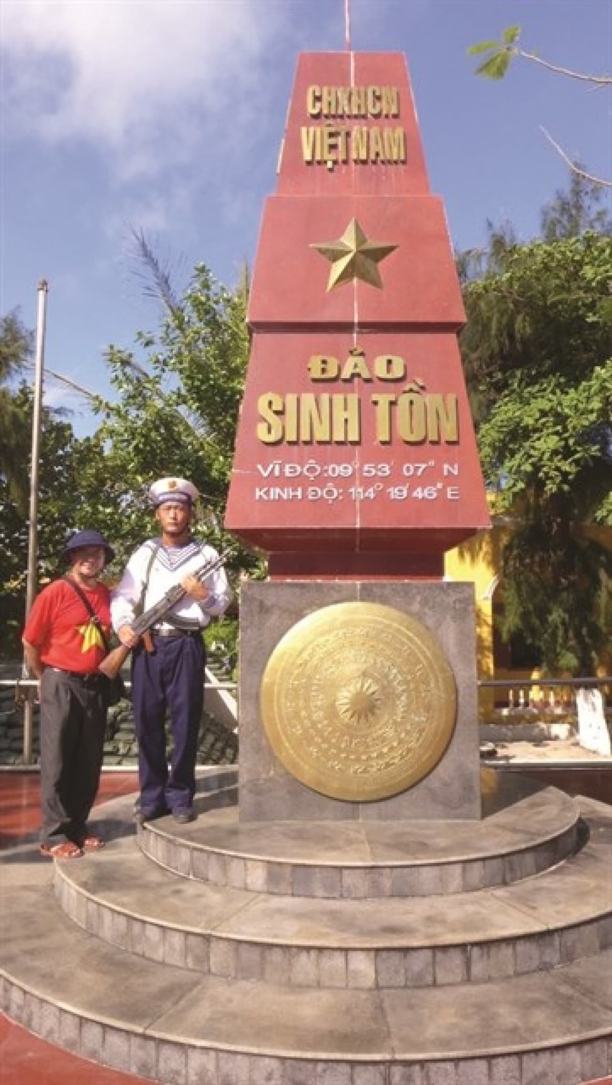 Photo book on islands launched by overseas Vietnamese