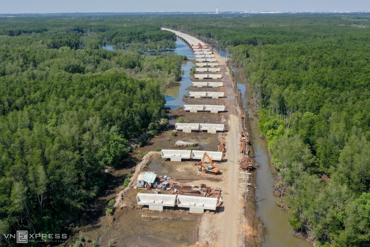 Expressway construction comes up against difficult terrain