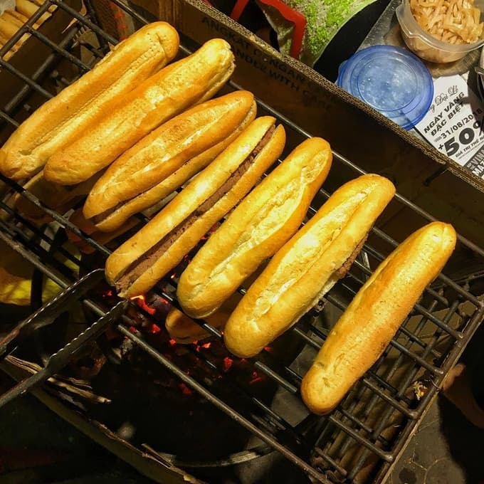 Hai Phong’s favorite baguette stall that offers only 2 options