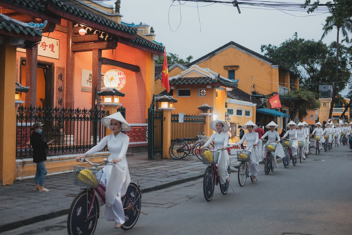 Ao dai show livens up ancient Hoi An