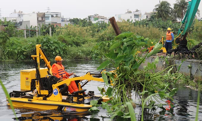 HCMC mulls mechanical trash picker for canal system