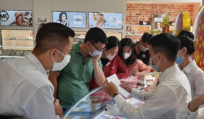Leading jeweler invests in pawn shop chain