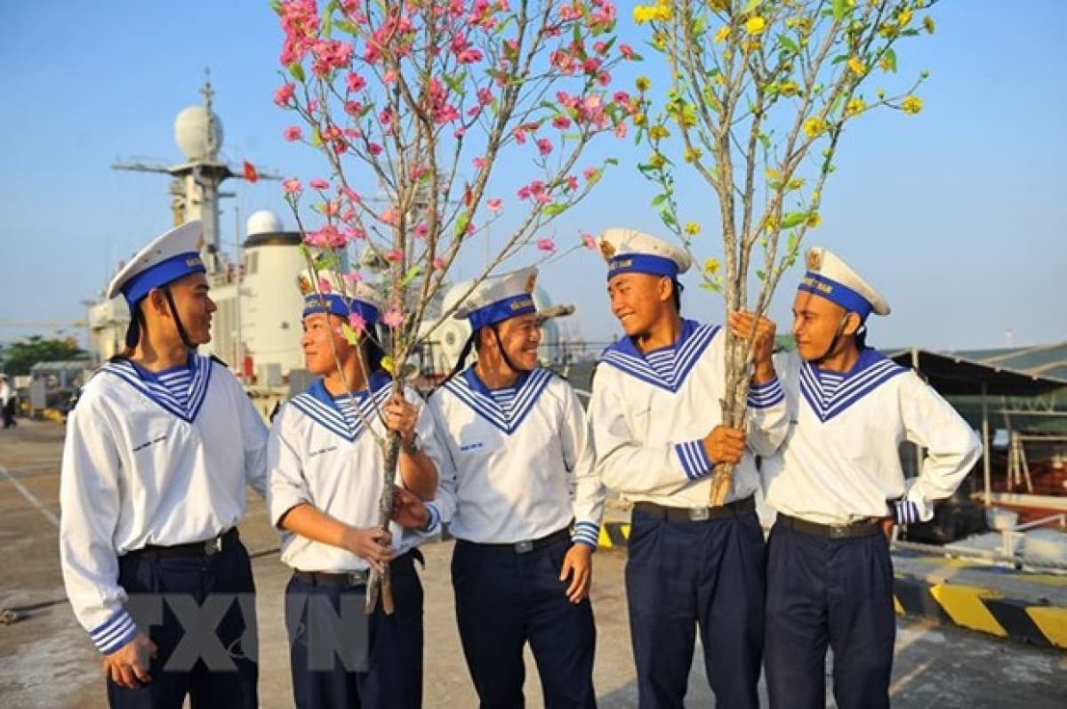 Warmth of Tet coming to staff on offshore platforms