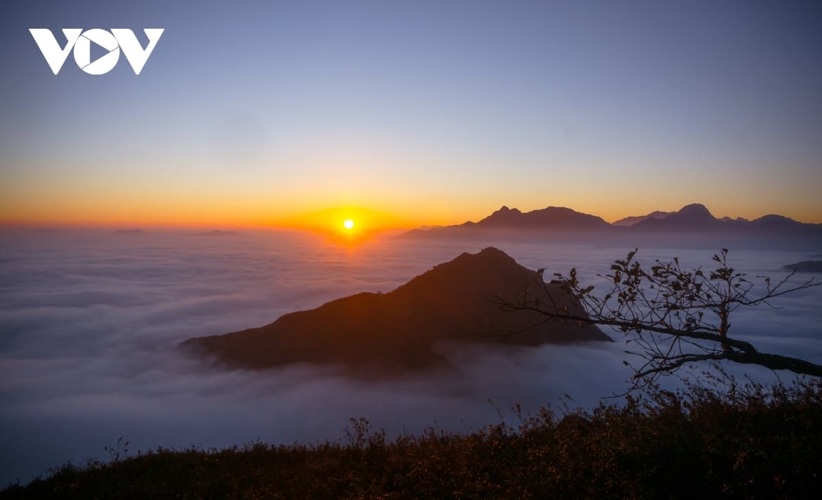 Trekkers can enjoy a spectacular sunset on Muoi mountain
