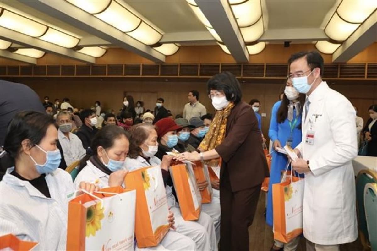 Officials pay pre-Tet visits to cancer patients, poor people