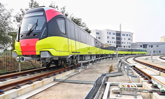 Second Hanoi metro line conducts debut trial run