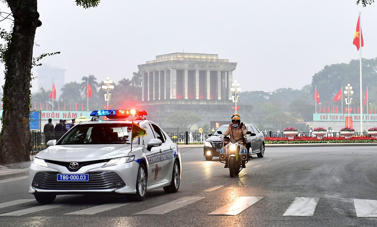 Thousands of traffic cops take to Hanoi streets ahead of Party Congress
