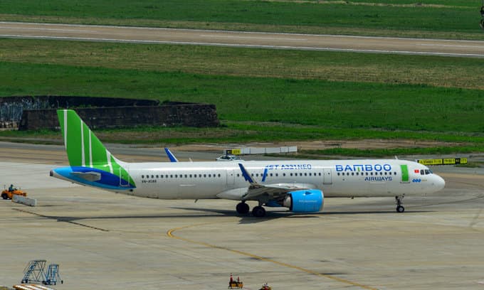 Airplane leaks fuel, U-turns in Da Nang for emergency landing