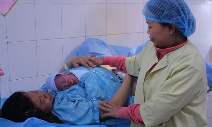 Vietnamese provinces, cities to reward women having two kids before turning 35
