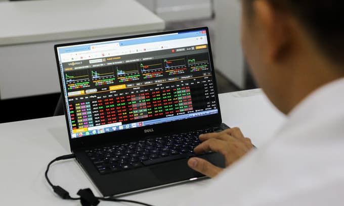 VN-Index plunges as panic selling resumes