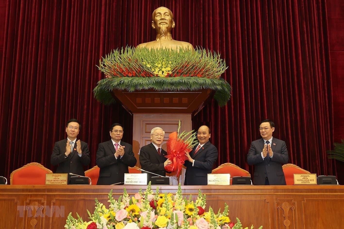 In pictures: First plenum of 13th Party Central Committee