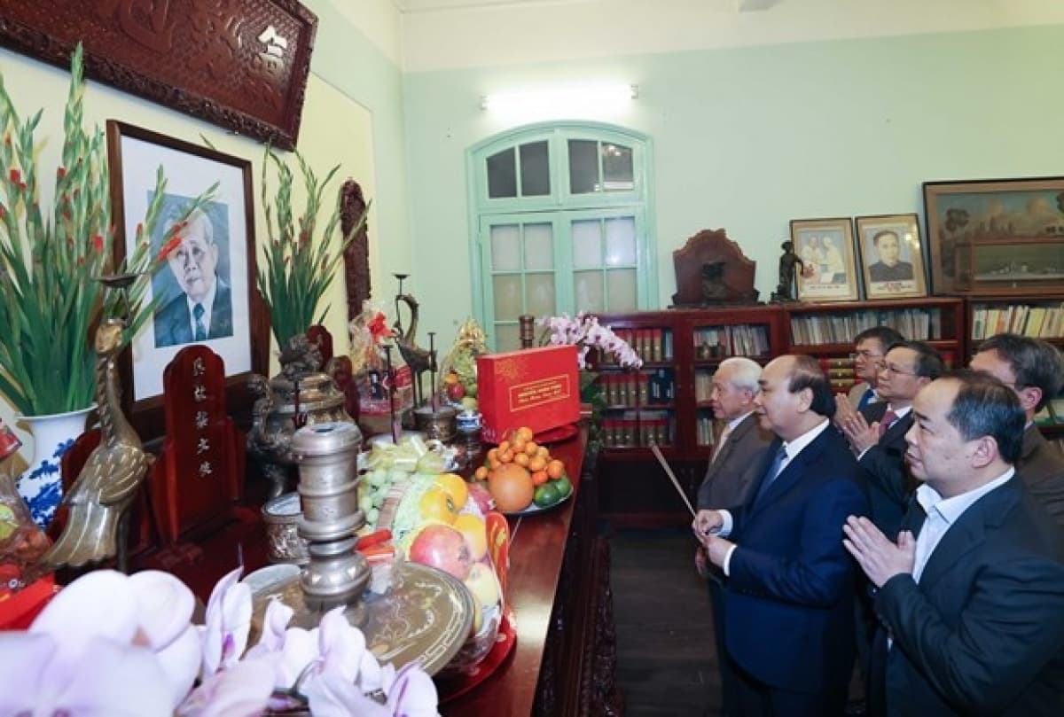 PM offers incense to late Party, State leaders