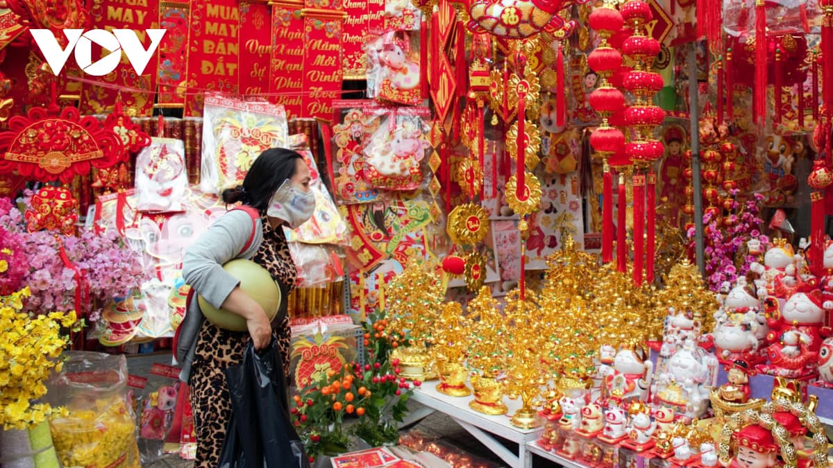 Bustling HCM City street gears up for coming Tet holiday