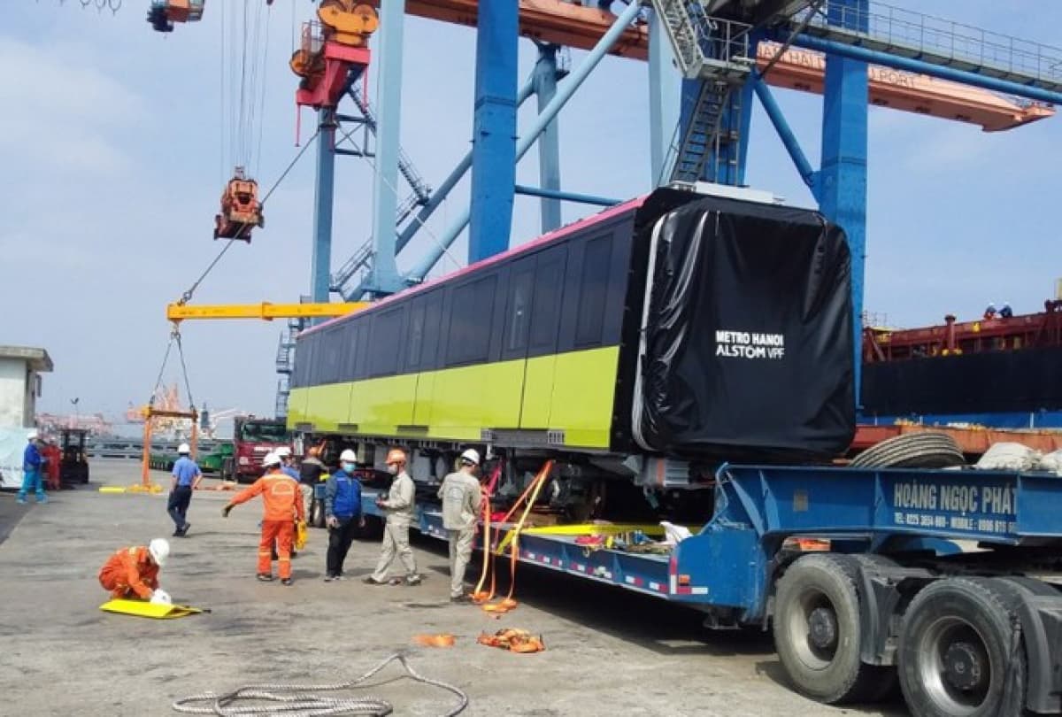 Second train for Hanoi metro line docks in Hai Phong