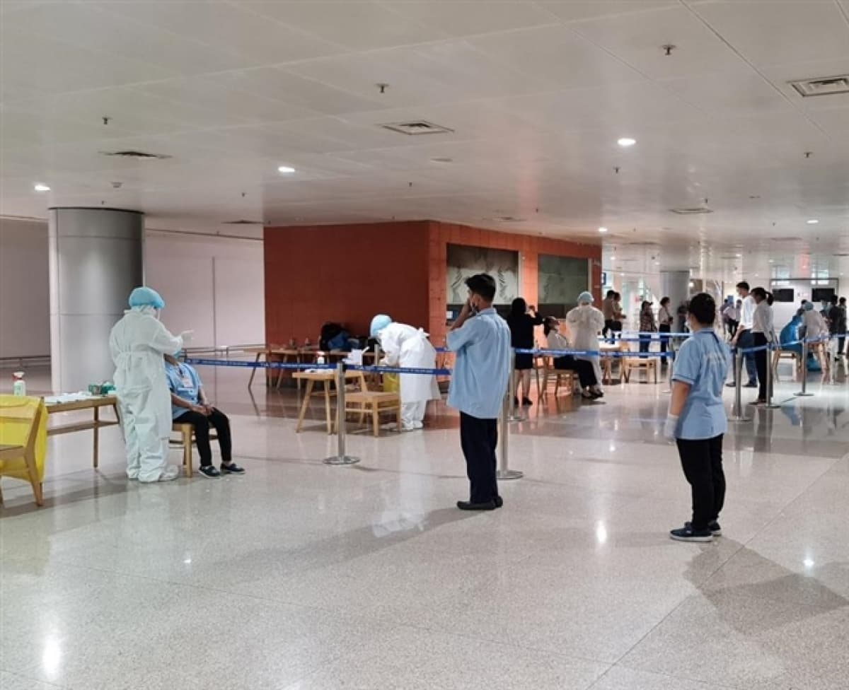 Tan Son Nhat airport operates normally following a coronavirus infection