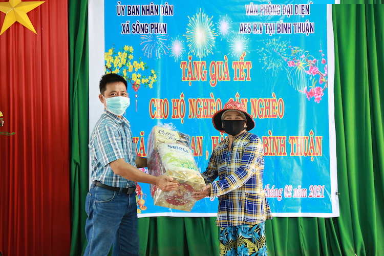 AES Vietnam rewards 100 poor Binh Thuan households for Tet