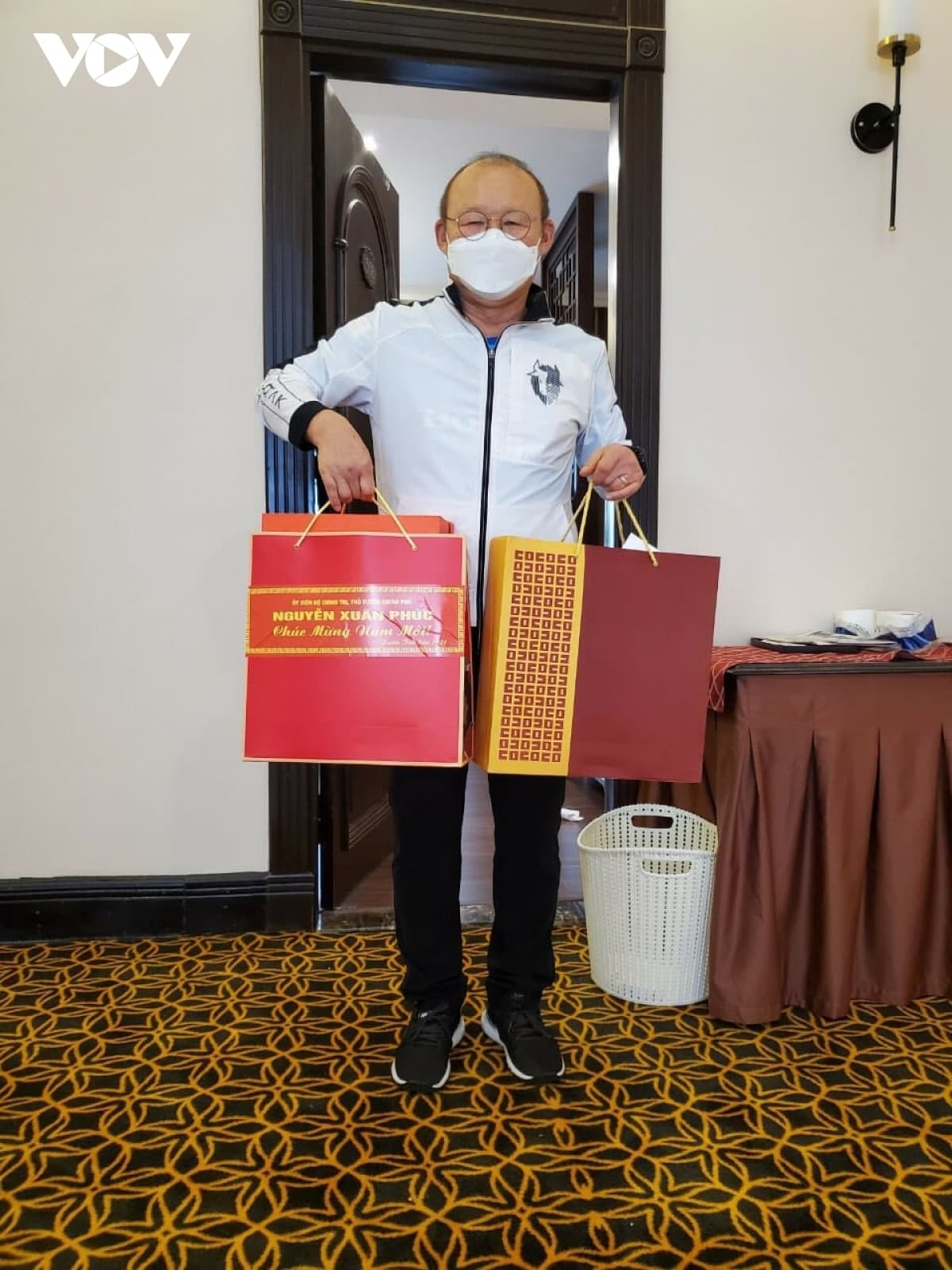 Chief coach Park Hang-seo receives PM Phuc’s Tet gifts