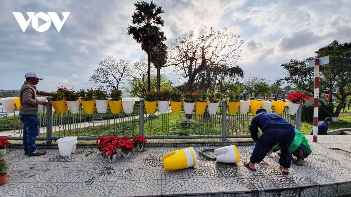 Festive atmosphere of Tet descends on ancient city of Hue
