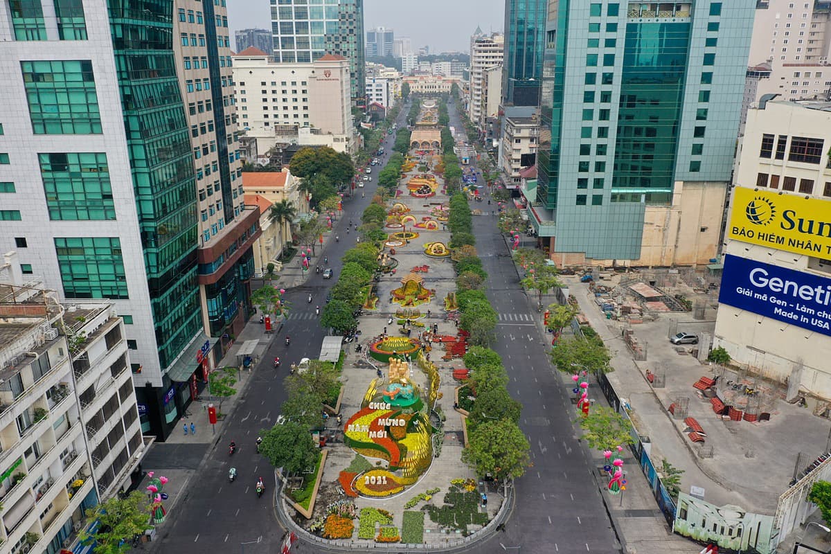 Nguyen Hue flower street gets a Tet makeover