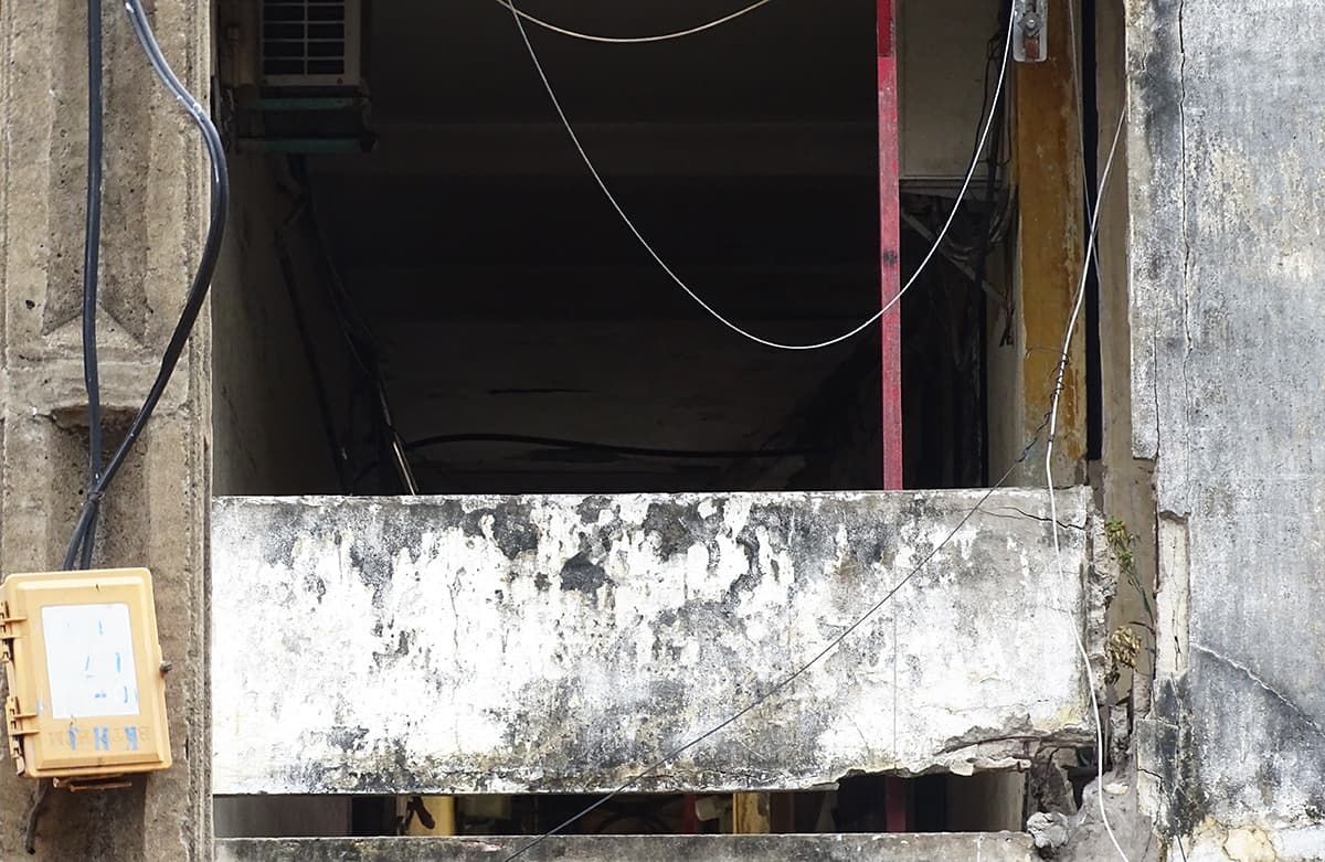 residents of dilapidated saigon buildings live in limbo