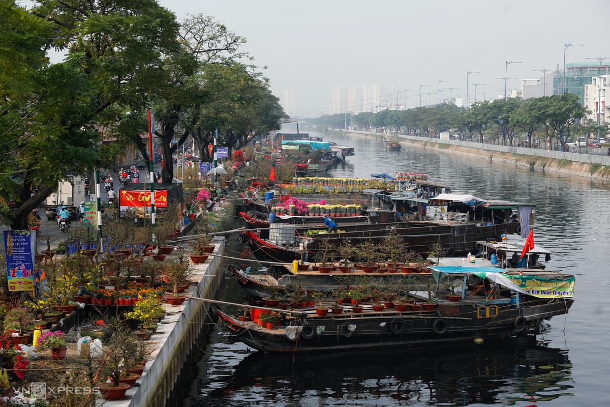 Saigon floating flower market abuzz ahead of Tet
