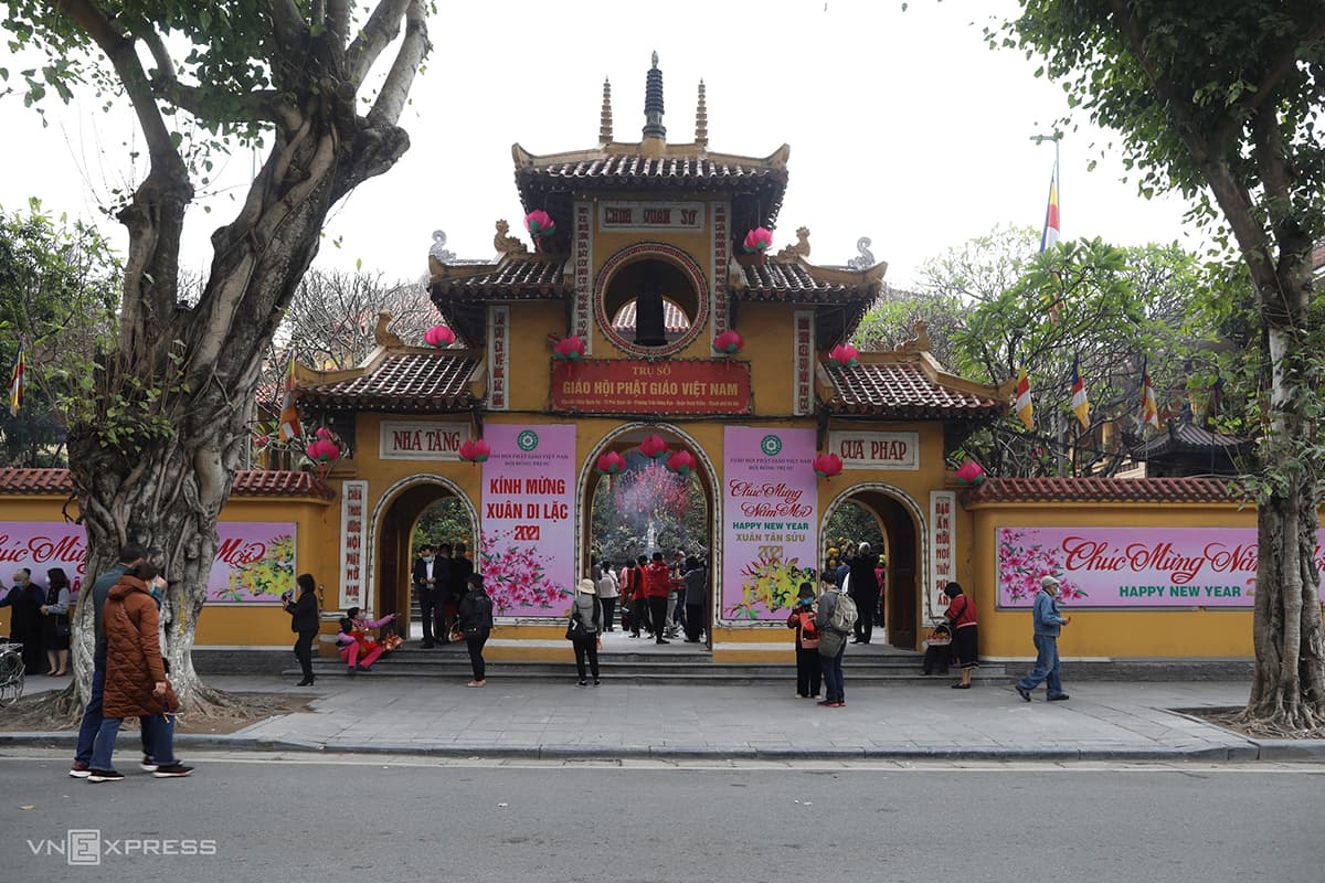 Hanoians follow safety protocol in Lunar New Year pagoda visits