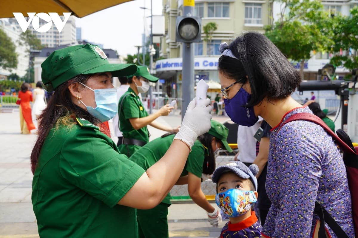 Nguyen Hue flower street opens amid COVID-19 fears