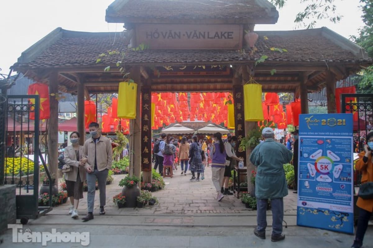 Calligraphers don face masks, give scripts on New Year's Day