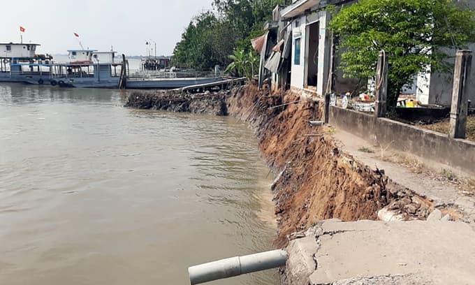 One injured after Mekong Delta erosion plunges homes into river