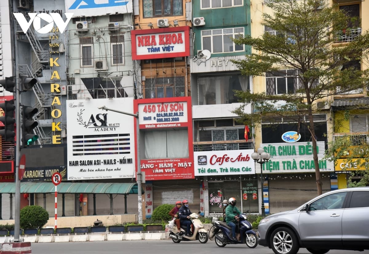 Some eateries and cafés in Hanoi remain open despite closure order