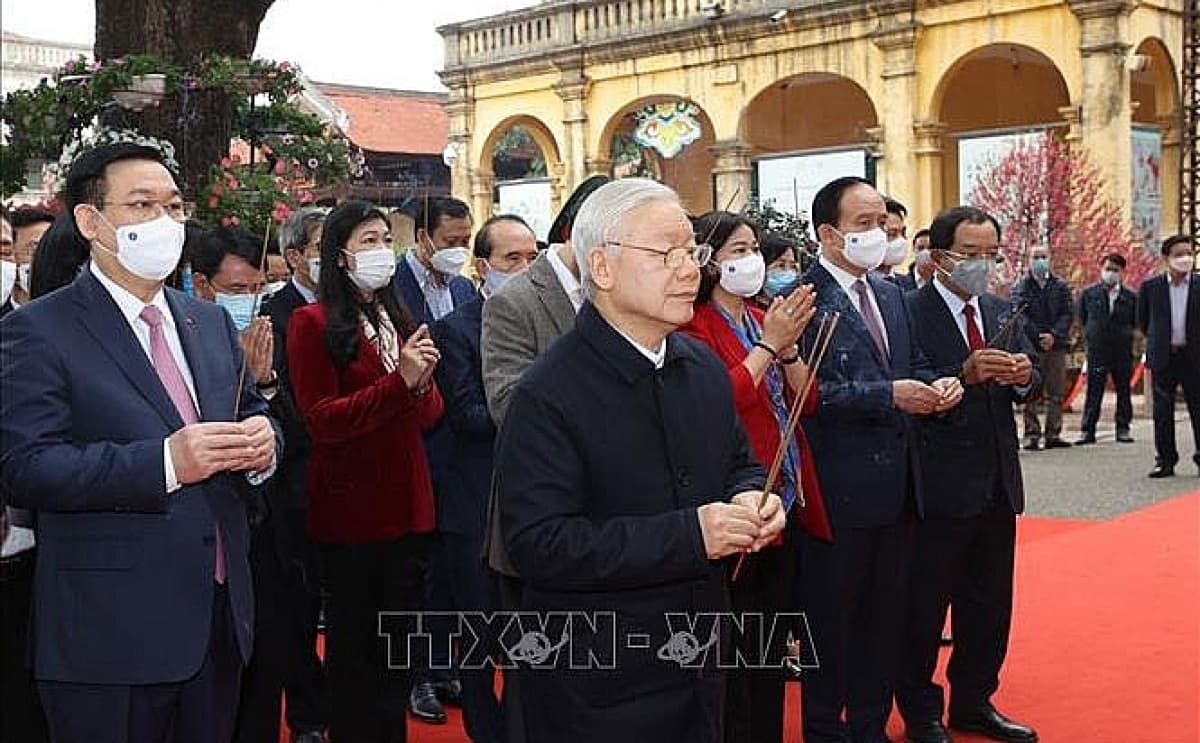 General Secretary offers incense to late Kings at Thang Long citadel