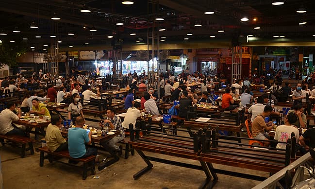 Saigon restaurants found crowded despite Covid-19 ban