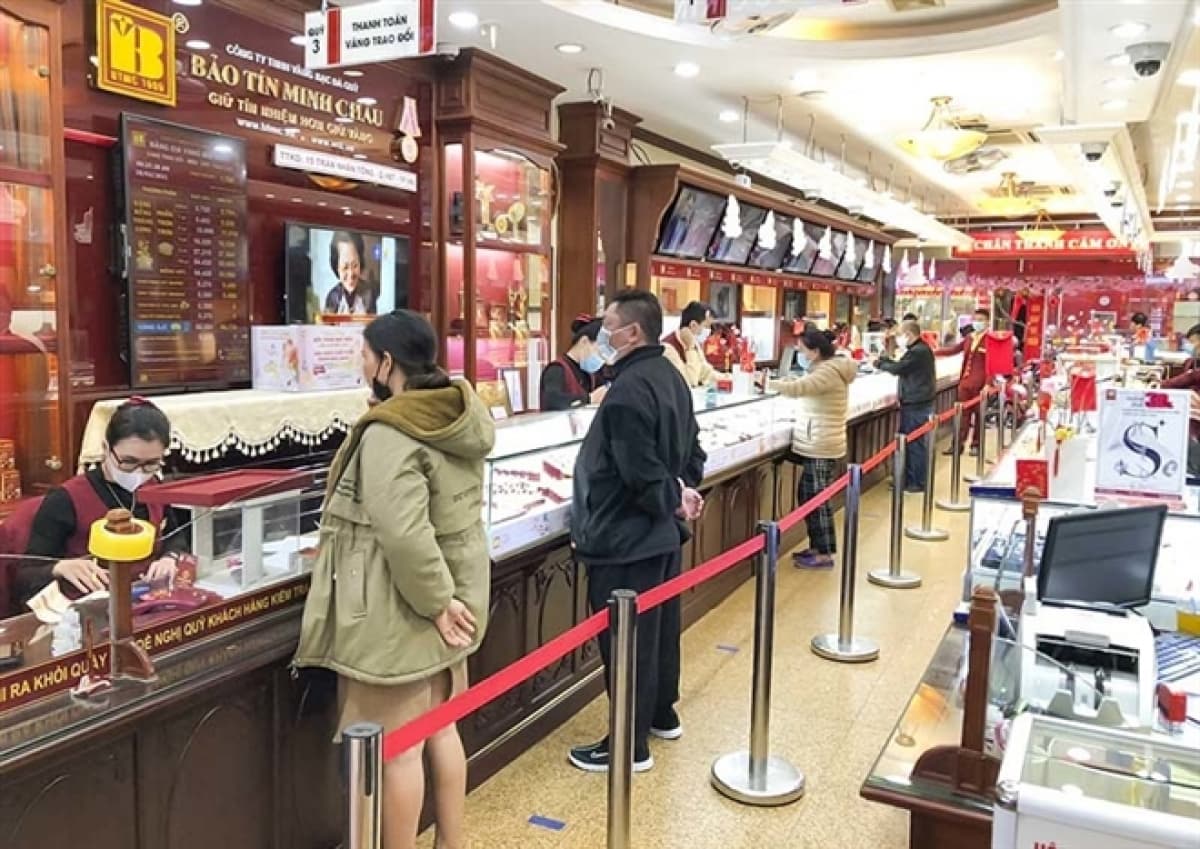 Customers follow COVID-19 rules while purchasing gold on God of Wealth Day