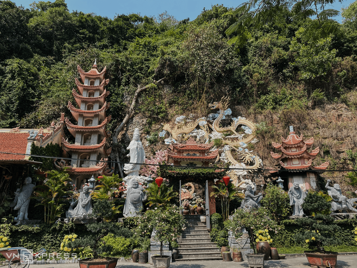 Hai Phong pagoda enshrines the Buddha in a cave