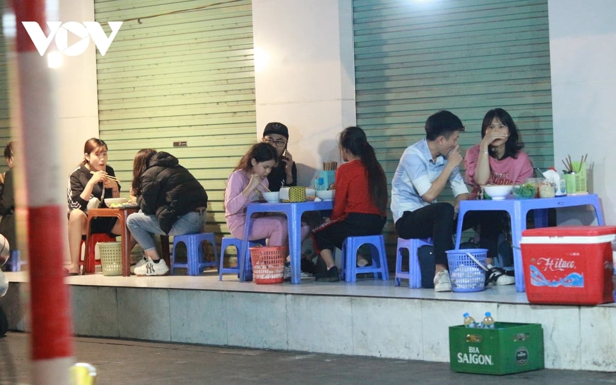 Street food stalls in Hanoi violate COVID-19 guidelines