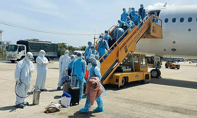 56 American experts arrive in Vietnam on special flight