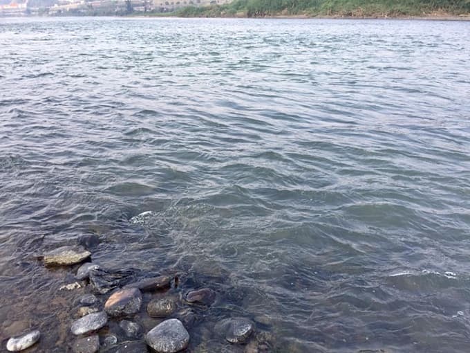 Red River's clear colors blamed on dams, pollution