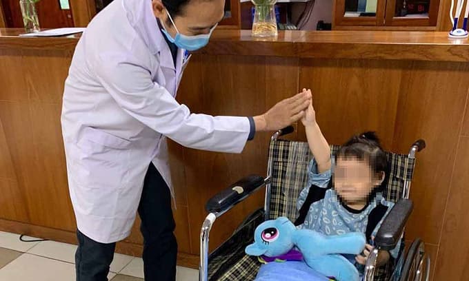 Child who fell off 12th floor balcony in Hanoi discharged from hospital