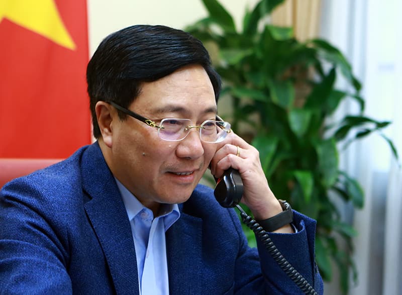 Deputy PM, FM Minh holds phone conversation with Singaporean FM