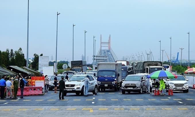 Quang Ninh reopens bars, karaoke parlors