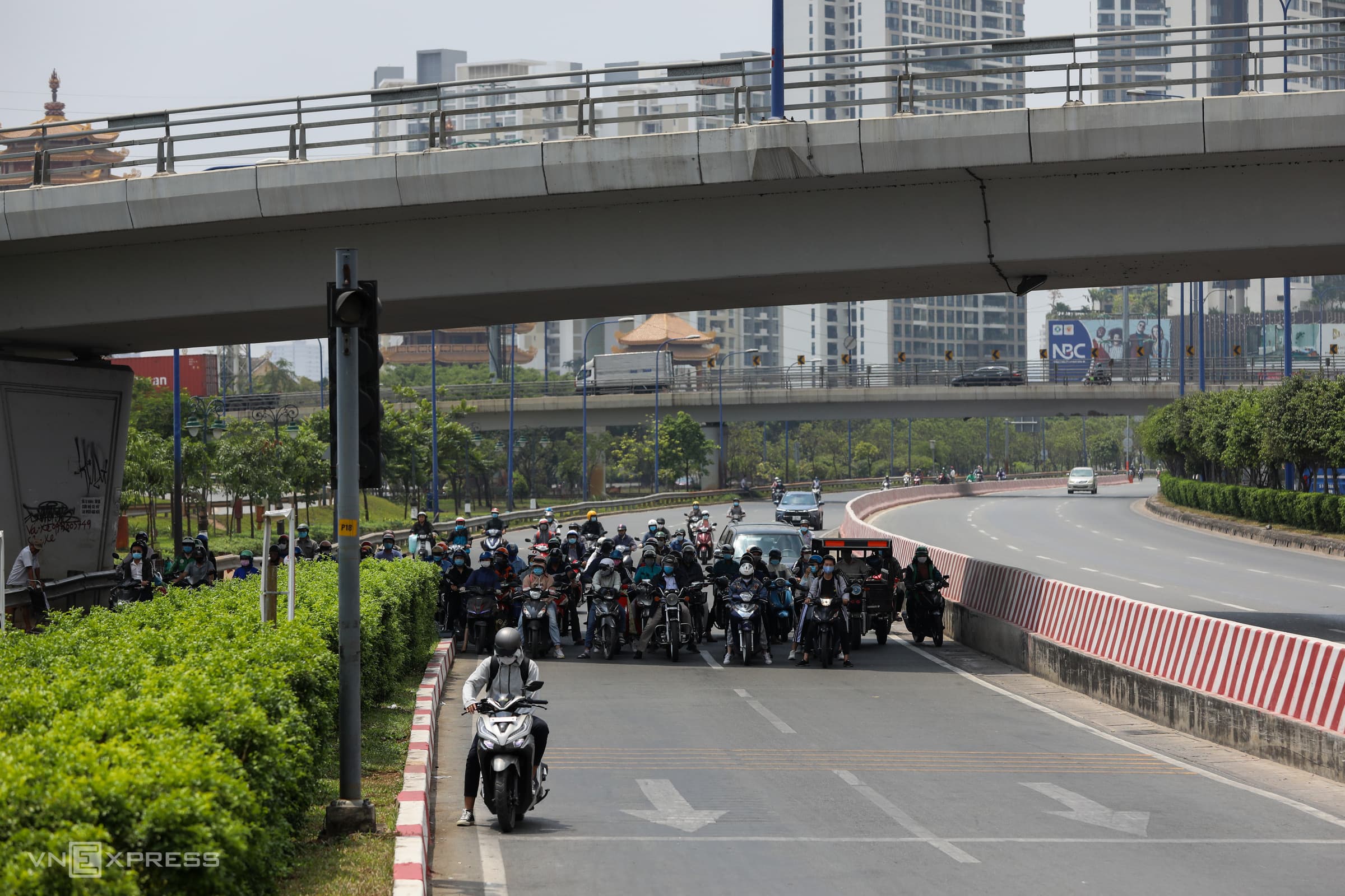 Ploys deployed as Saigonese tackle scorching weather