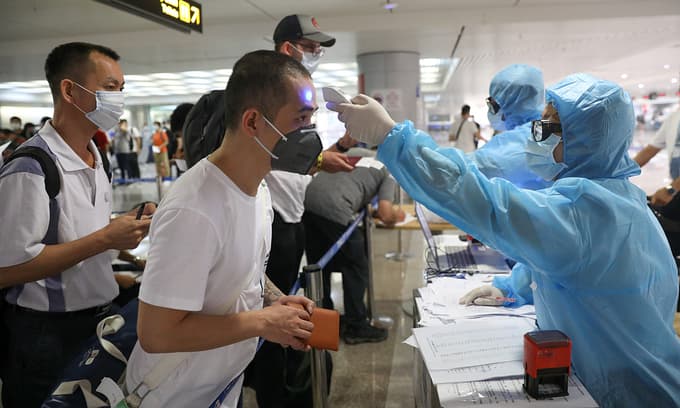 Vietnam should test out 'vaccine passports' on certain groups: experts