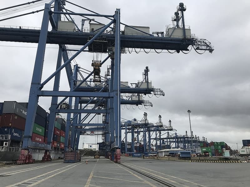 Why do service charges at Cat Lai port increase?