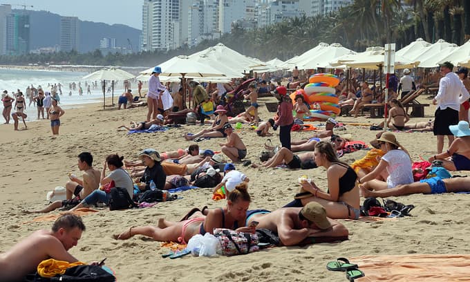 Vietnam should allow certain destinations to welcome back foreigners: experts